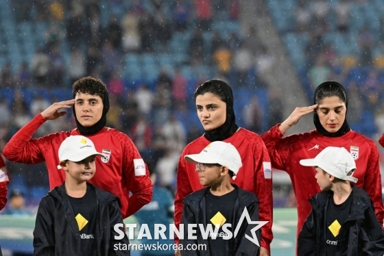 한국과 경기 당시 국가 제창 거부로 이란 정부의 협박을 받았던 여자대표팀이 필리핀전 거수 경례를 하고 있다. /로이터=뉴스1