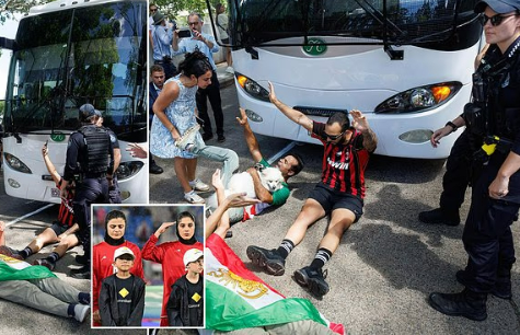 이란 여자 축구대표팀 버스를 막는 시위대. /사진=영국 데일리메일 갈무리