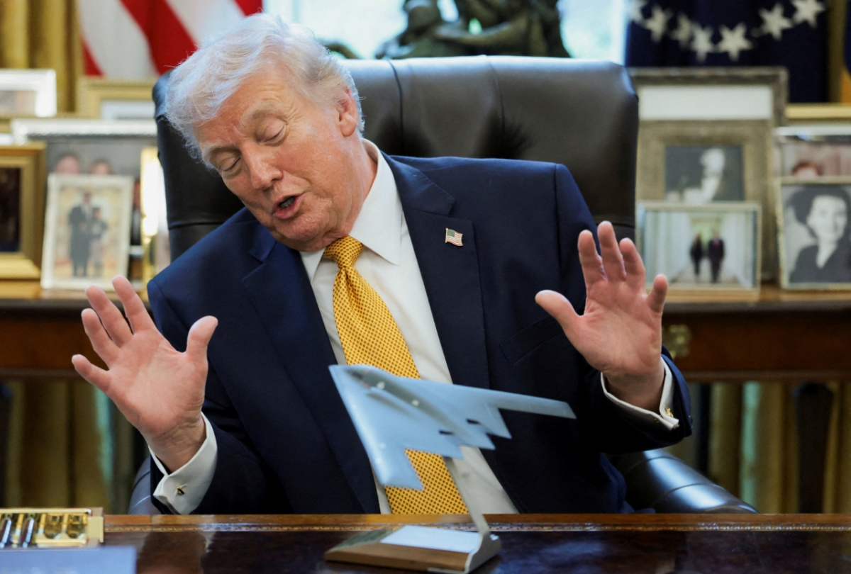 도널드 트럼프 미국 대통령이 16일(현지시간) 백악관 대통령집무실에서 미국 전략폭격기 B-2 모형을 바라보는 모습.