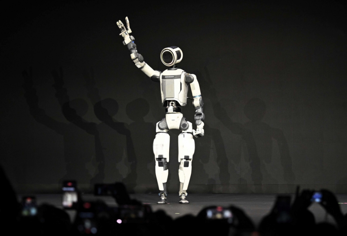 세계 최대 가전·정보기술(IT) 전시회 'CES 2026' 개막을 하루 앞둔 지난 1월5일(현지시간) 미국 네바다주 라스베이거스 만달레이베이에서 열린 현대차그룹 프레스 컨퍼런스에서 차세대 전동식 아틀라스 시제품이 손인사하고 있다. /사진=뉴스1(공동취재) /사진=(라스베이거스=뉴스1) 황기선 기자