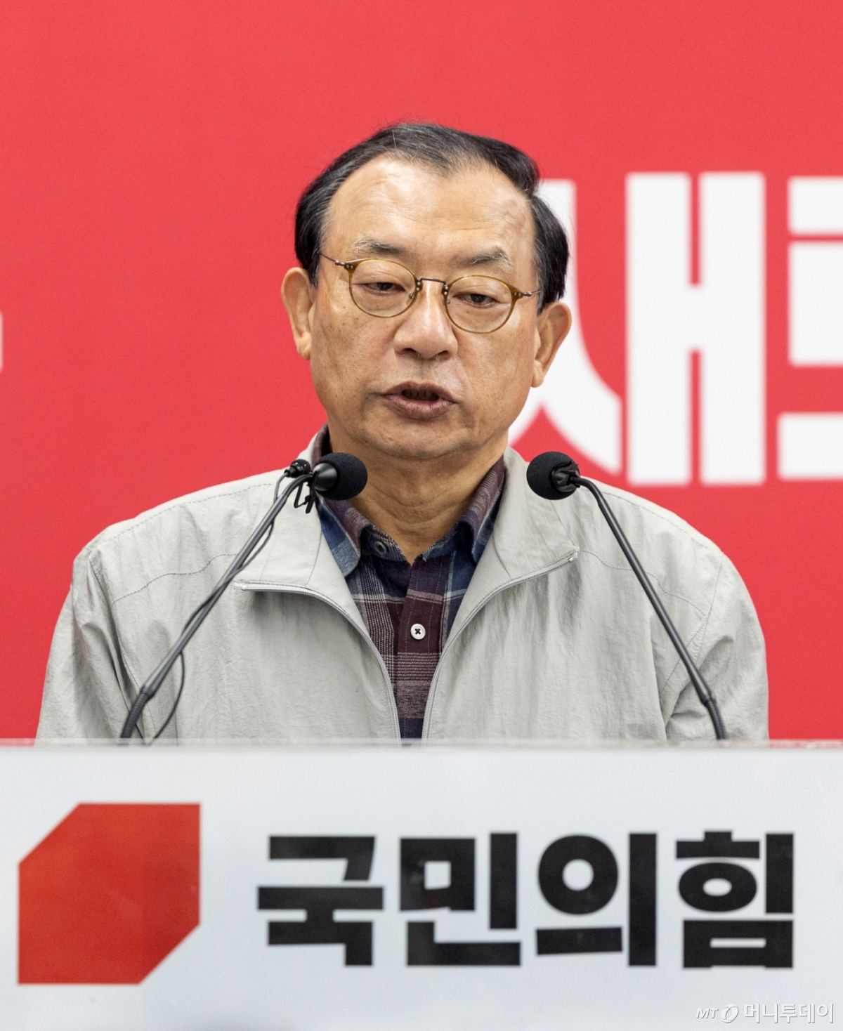 (서울=뉴스1) 이승배 기자 = 이정현 국민의힘 공천관리위원장이 16일 서울 여의도 중앙당사에서 김영환 충북도지사 컷오프(공천배제) 관련 브리핑을 하고 있다. 2026.3.16/뉴스1 Copyright © 뉴스1. All rights reserved. 무단 전재 및 재배포, AI학습 이용 금지. /사진=(서울=뉴스1) 이승배 기자