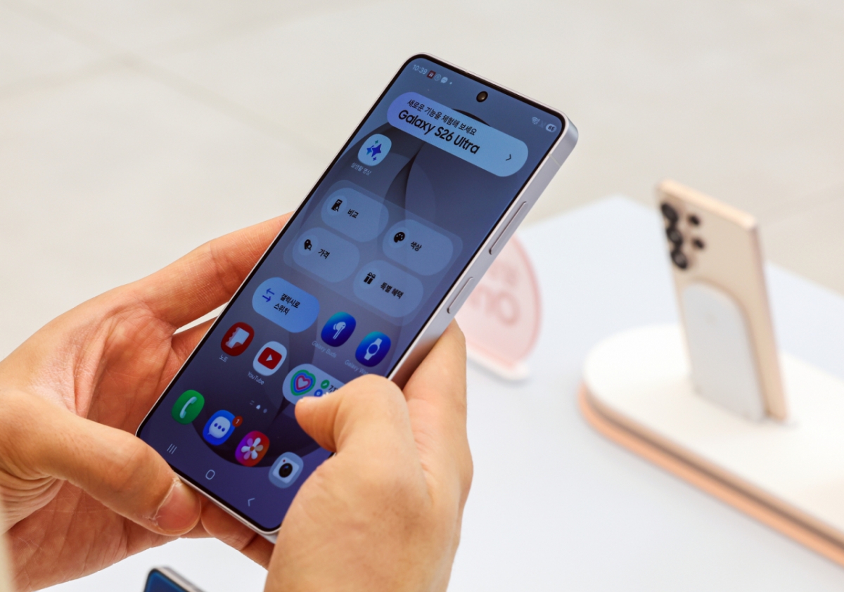 '갤럭시 S26 시리즈'가 공식 출시된 지난11일 서울 서초구 삼성 강남 매장을 찾은 방문객이 갤럭시 S26 울트라를 둘러보고 있다./사진=뉴스1