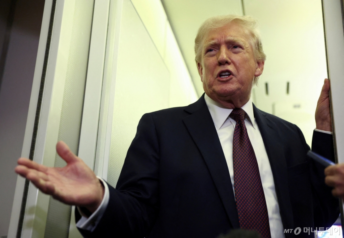 (로이터=뉴스1) 윤다정 기자 = 도널드 트럼프 미국 대통령이 15일(현지시간) 워싱턴DC로 돌아오는 에어포스원(미 대통령 전용기)에서 기자들과 대화하고 있다. 2026.03.15. ⓒ 로이터=뉴스1 Copyright © 뉴스1. All rights reserved. 무단 전재 및 재배포, AI학습 이용 금지. /사진=(로이터=뉴스1) 윤다정 기자