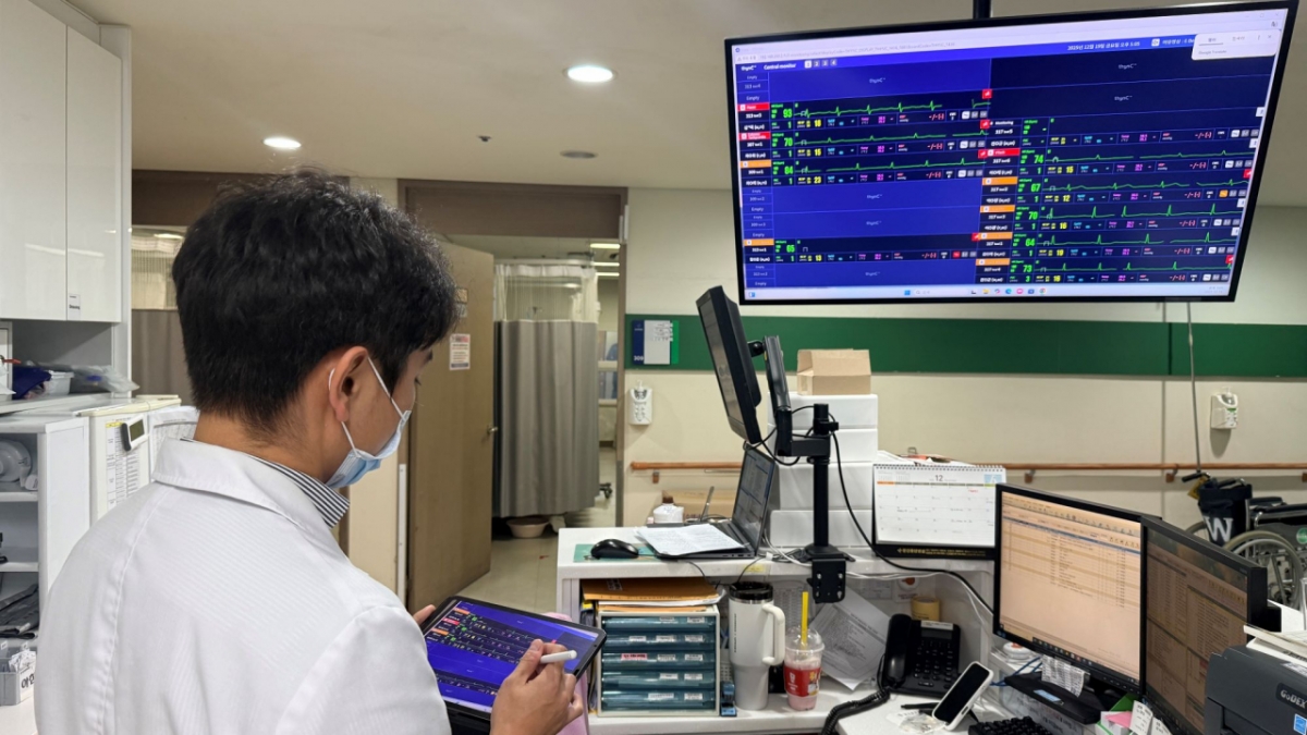 문산중앙병원 병동에서 간호사가 '씽크'(thynC) 시스템을 통해 환자 상태를 실시간으로 모니터링하고 있다./사진=대웅제약