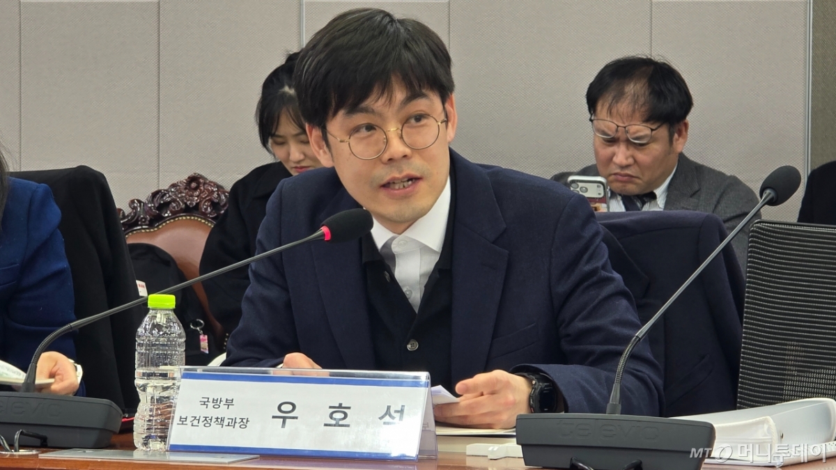 우호석 국방부 보건정책과장이 17일 서울 여의도 국회에서 열린 '군의관·공보의 확충 및 제도 개선 정책 토론회'에서 발언하고 있다. /사진=홍효진 기자
