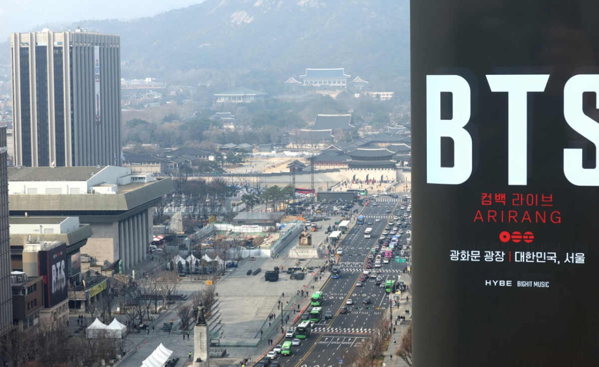 방탄소년단(BTS)의 서울 광화문광장 컴백 공연을 닷새 앞둔 지난 16일 오전 서울 종로구 광화문광장에서 무대 설치 작업이 진행되고 있다./사진=뉴시