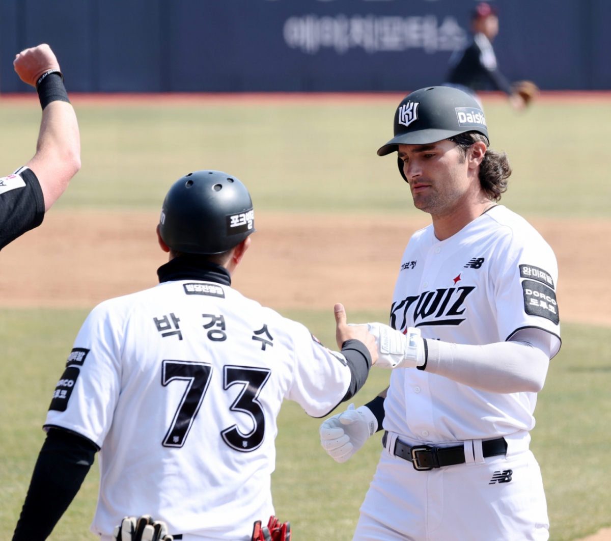 KT 3번타자 힐리어드가 17일 KT위즈파크에서 열린 2026 프로야구 시범경기 KT위즈와 LG트윈스 경기 1회말 1사 1루에서 안타로 출루하고 있다. 2026.03.17. /사진=강영조 선임기자