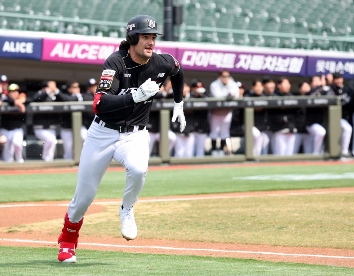 2026 신한 SOL Bank KBO리그 시범경기 롯데 자이언츠 대 KT 위즈 경기가 12일 부산 사직야구장에서 열렸다.  KT 힐리어드가 1회초 선제 1타점 적시 2루타를 날리고 질주하고 있다. /사진=김진경 대기자