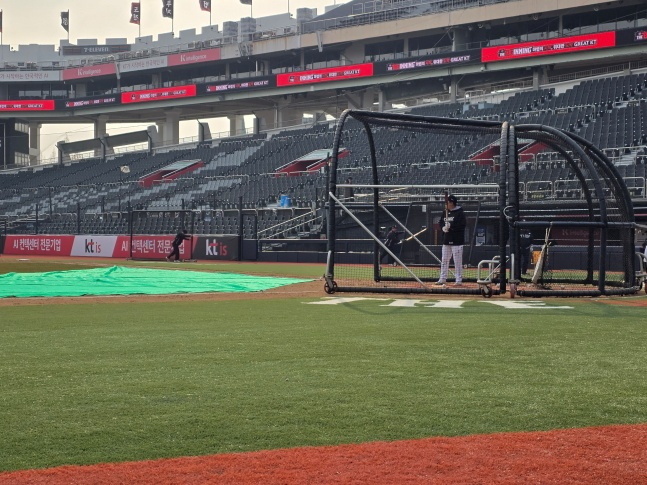 KT 김현수가 16일 수원KT위즈파크에서 열린 LG와 시범경기에서 패한 후 추가 훈련을 하고 있다. /사진=김동윤 기자