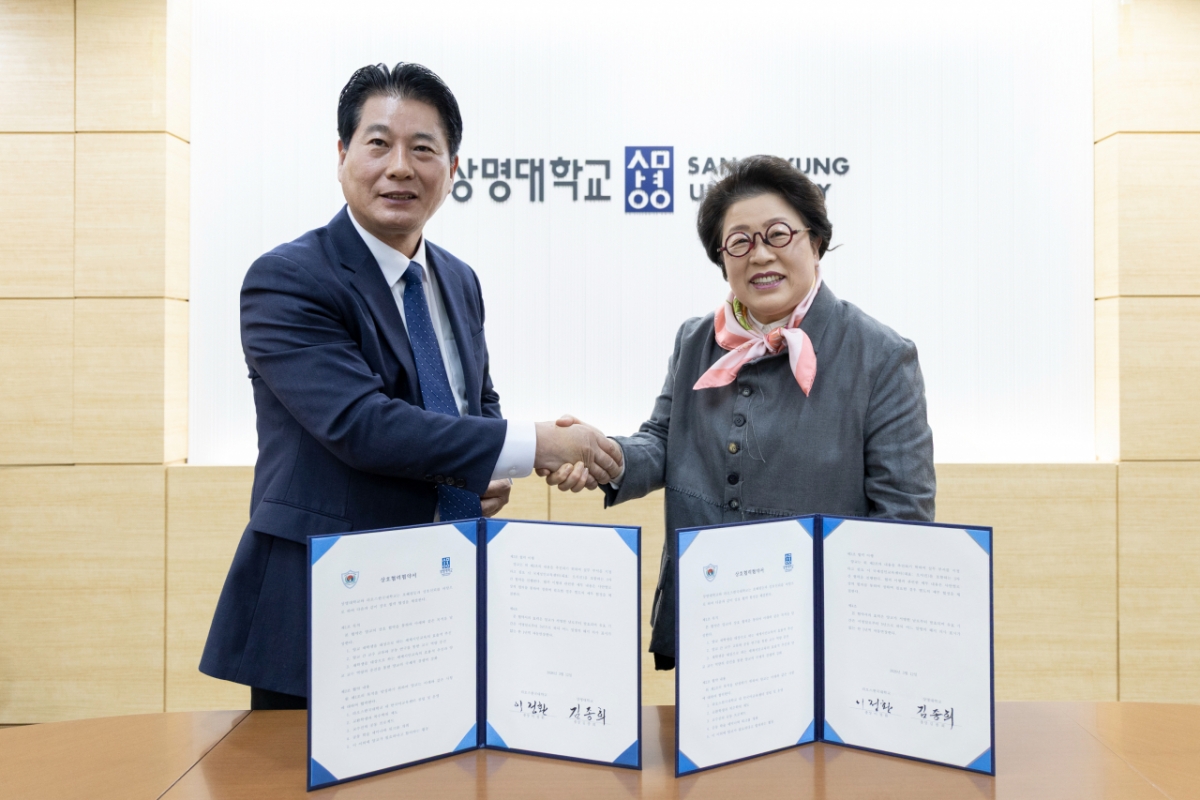 김종희 상명대 총장(오른쪽)과 이정환 라오스한국대 총장이 업무협약 후 기념촬영하고 있다./사진제공=상명대