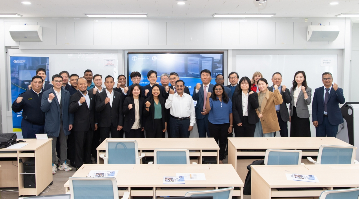 '한-FAO 글로벌 훈련 프로그램 부산 훈련' 개회식에 참석한 아·태 도서국 공무원들이 기념촬영하고 있다./사진제공=부경대