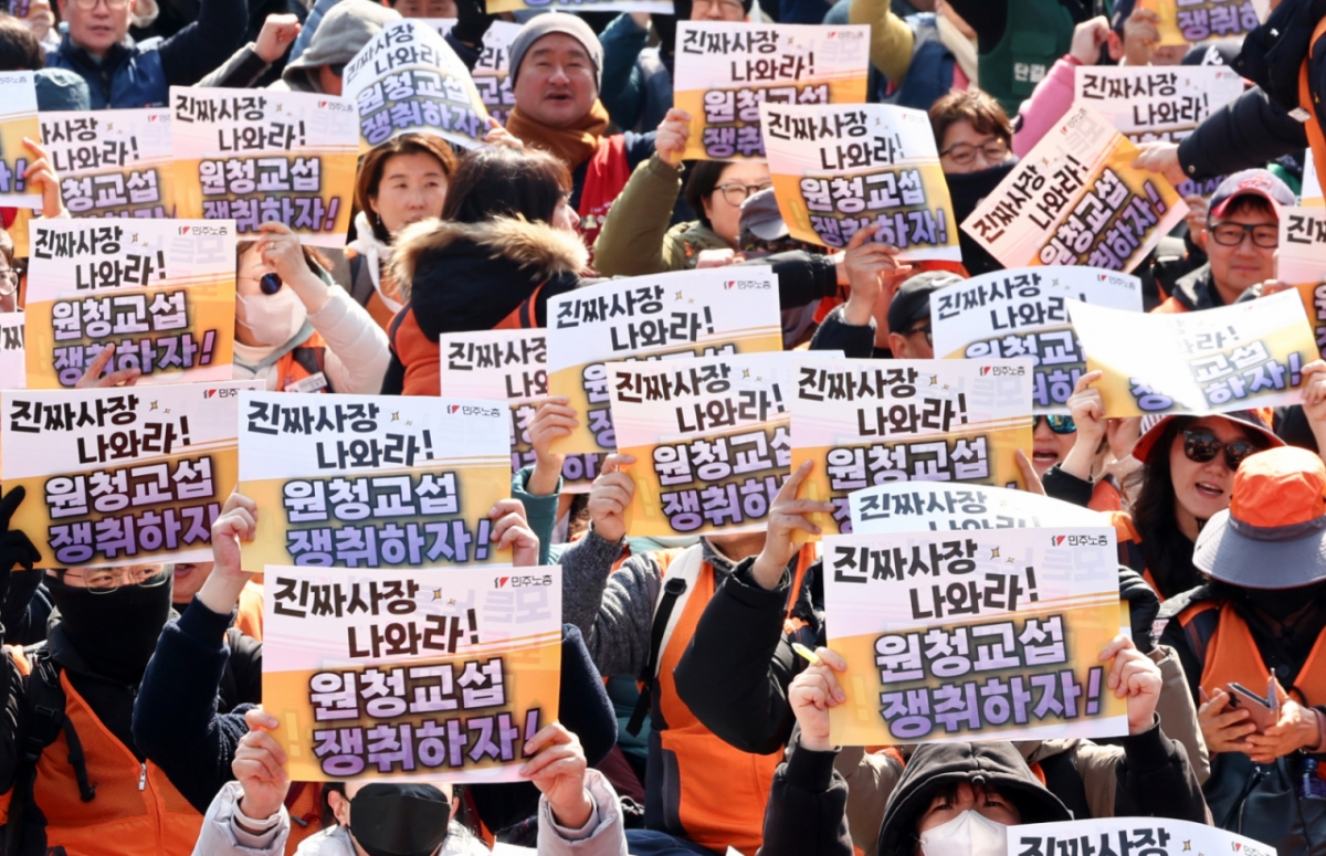 민주노총 조합원들이 10일 서울 종로구 세종대로 일대에서 열린 민주노총 투쟁 선포대회에서 구호를 외치고 있다. 2026.3.10/뉴스1 Copyright © 뉴스1. All rights reserved. 무단 전재 및 재배포, AI학습 이용 금지. /사진=뉴스1