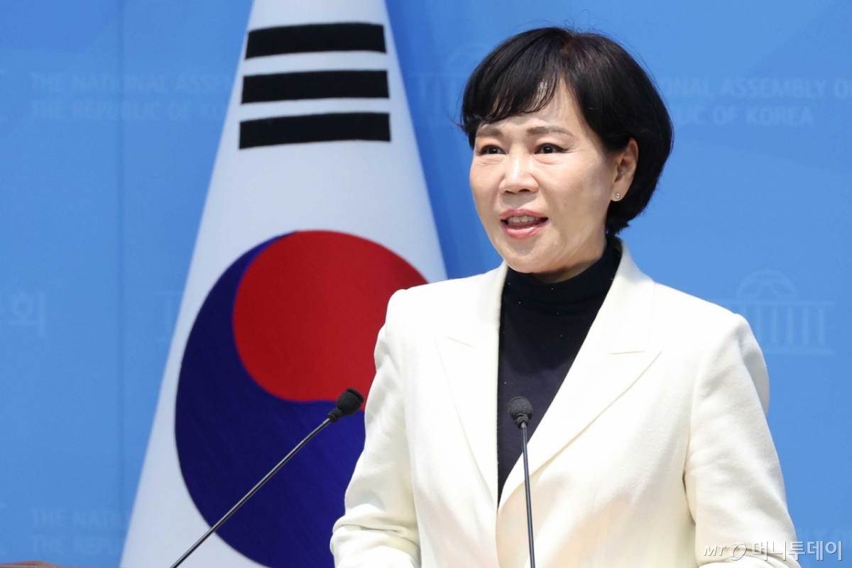 [서울=뉴시스] 조성봉 기자 = 전현희 더불어민주당 서울시장 예비후보가 15일 오전 서울 여의도 국회 소통관에서 서울 교통 공약을 발표하고 있다. 2026.03.15. suncho21@newsis.com /사진=조성봉