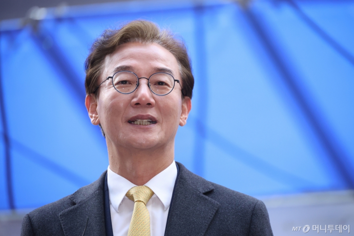 부산시장 출마를 선언한 전재수 더불어민주당 의원이 17일 서울 여의도 더불어민주당사에서 열린 광역단체장 후보 면접에 출석하며 취재진의 질의에 답변하고 있다./사진=뉴스1