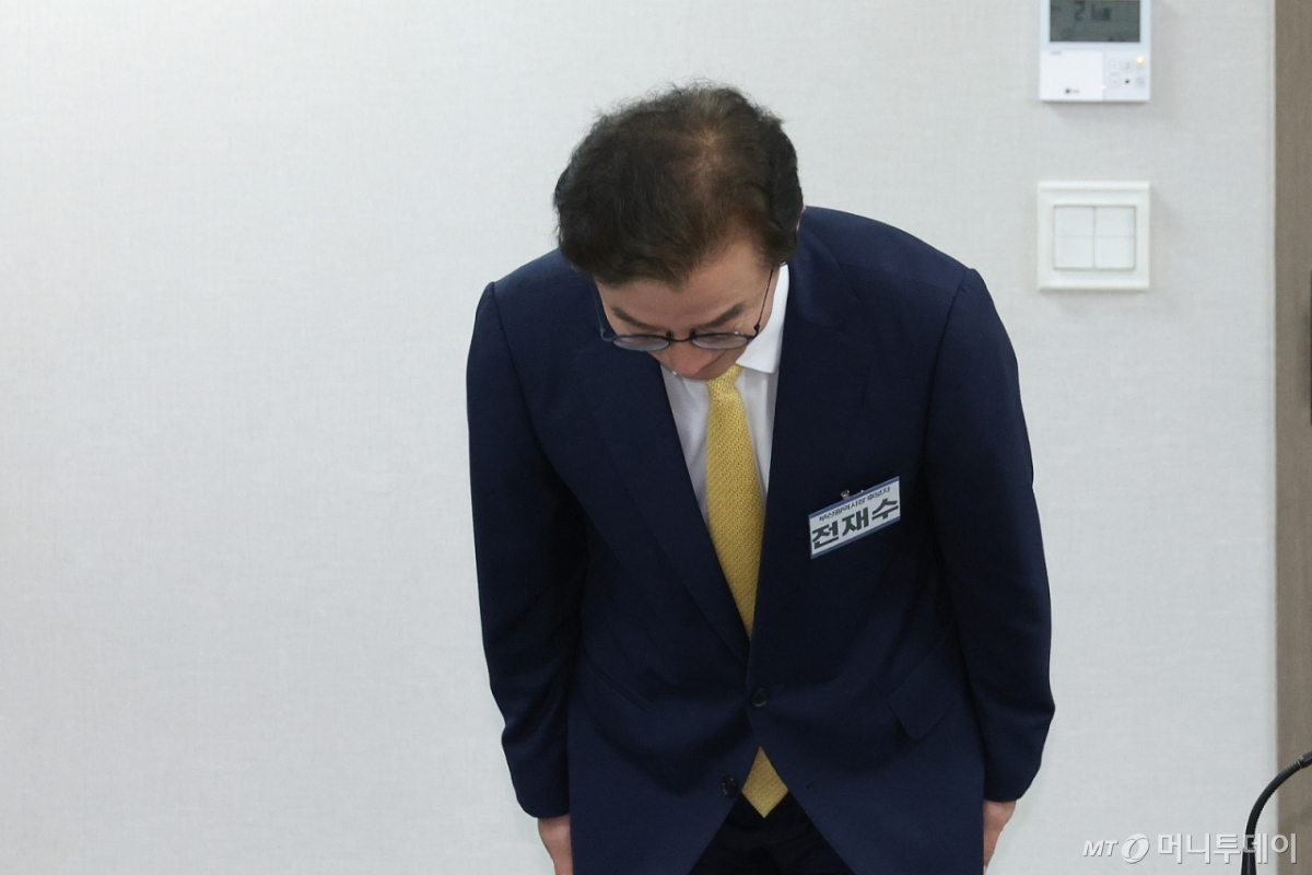 부산시장 출마를 선언한 전재수 더불어민주당 의원이 17일 서울 여의도 더불어민주당사에서 열린 광역단체장 후보 면접에서 인사하고 있다./사진=뉴스1