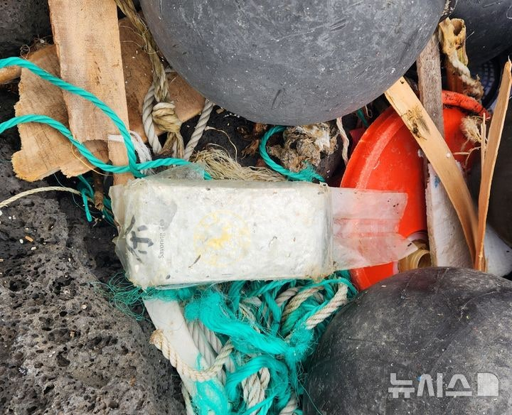 16일 오전 제주시 조천읍 신촌리 갯바위에서 발견된 차(茶) 포장 형태의 마약류 의심 물체. /사진제공=제주해양경찰청