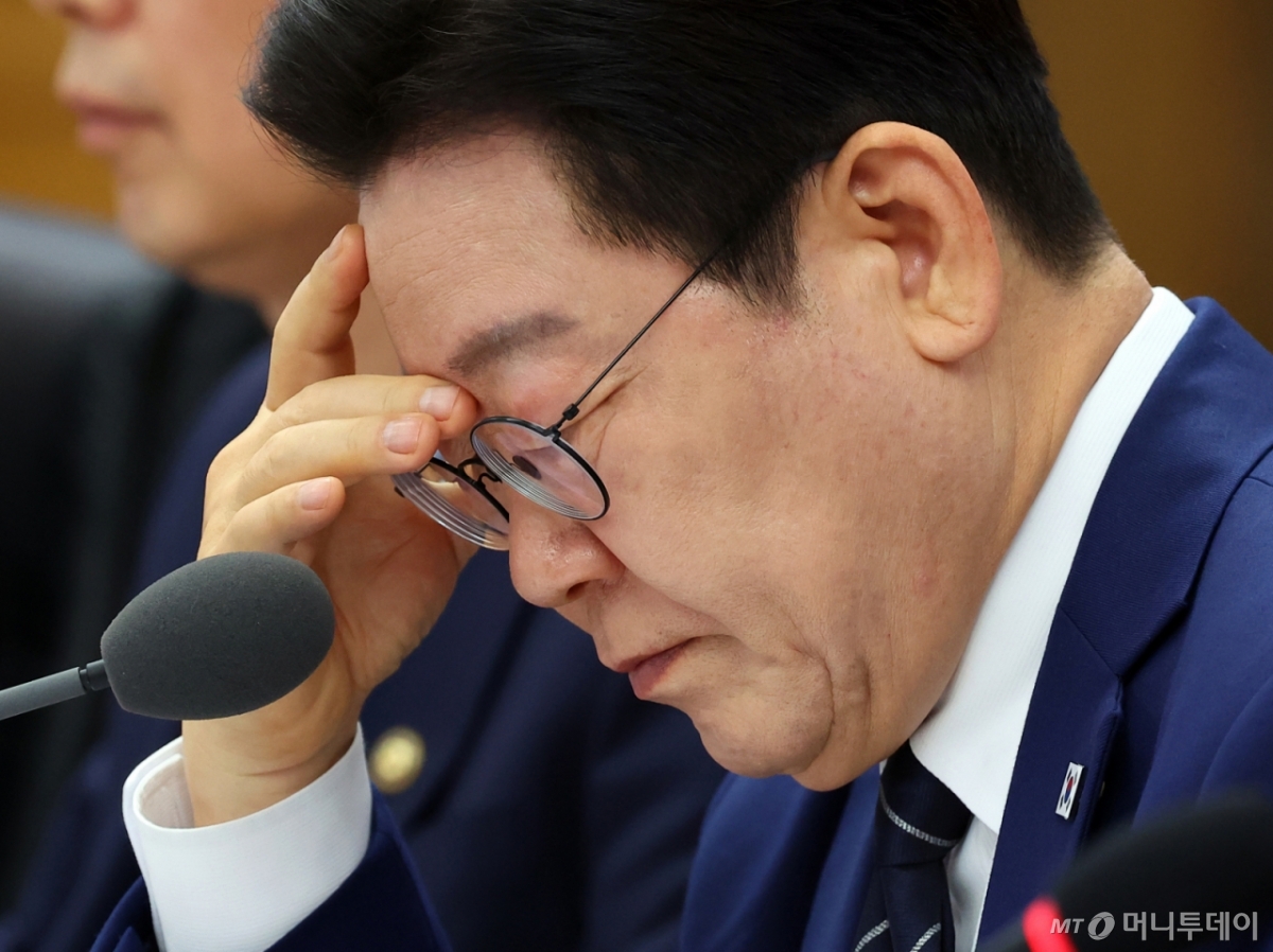 [세종=뉴시스] 고범준 기자 = 이재명 대통령이 17일 세종시 정부세종청사에서 열린 국무회의에서 자료를 살펴보고 있다. 2026.03.17. bjko@newsis.com /사진=