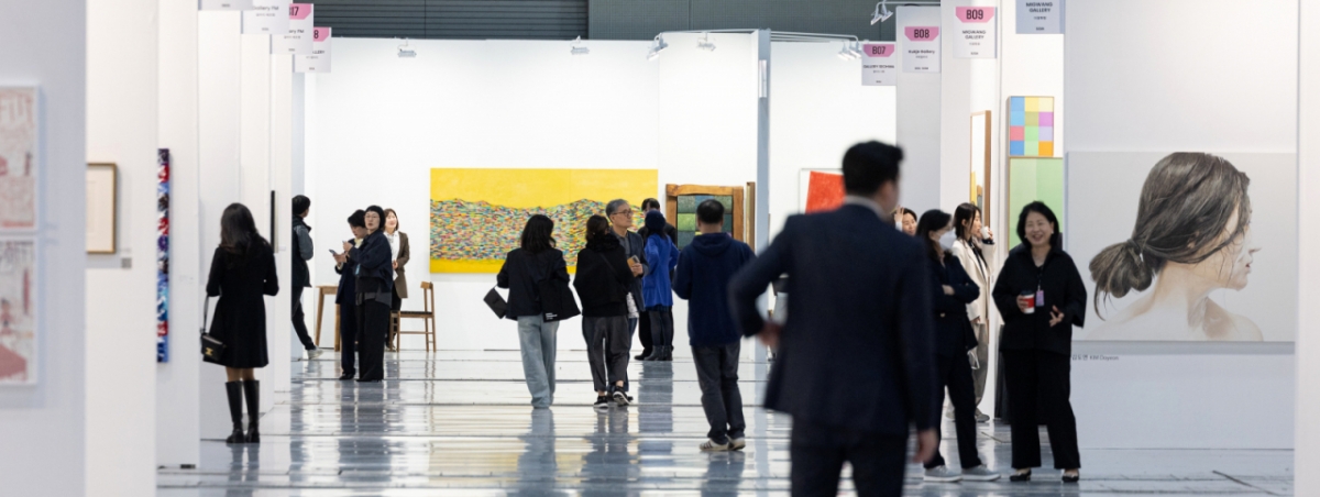 지난해 4월 서울 강남구 코엑스에서 열린 '2025 화랑미술제'에 작품들이 전시돼 있다. / 사진 = 뉴스1 