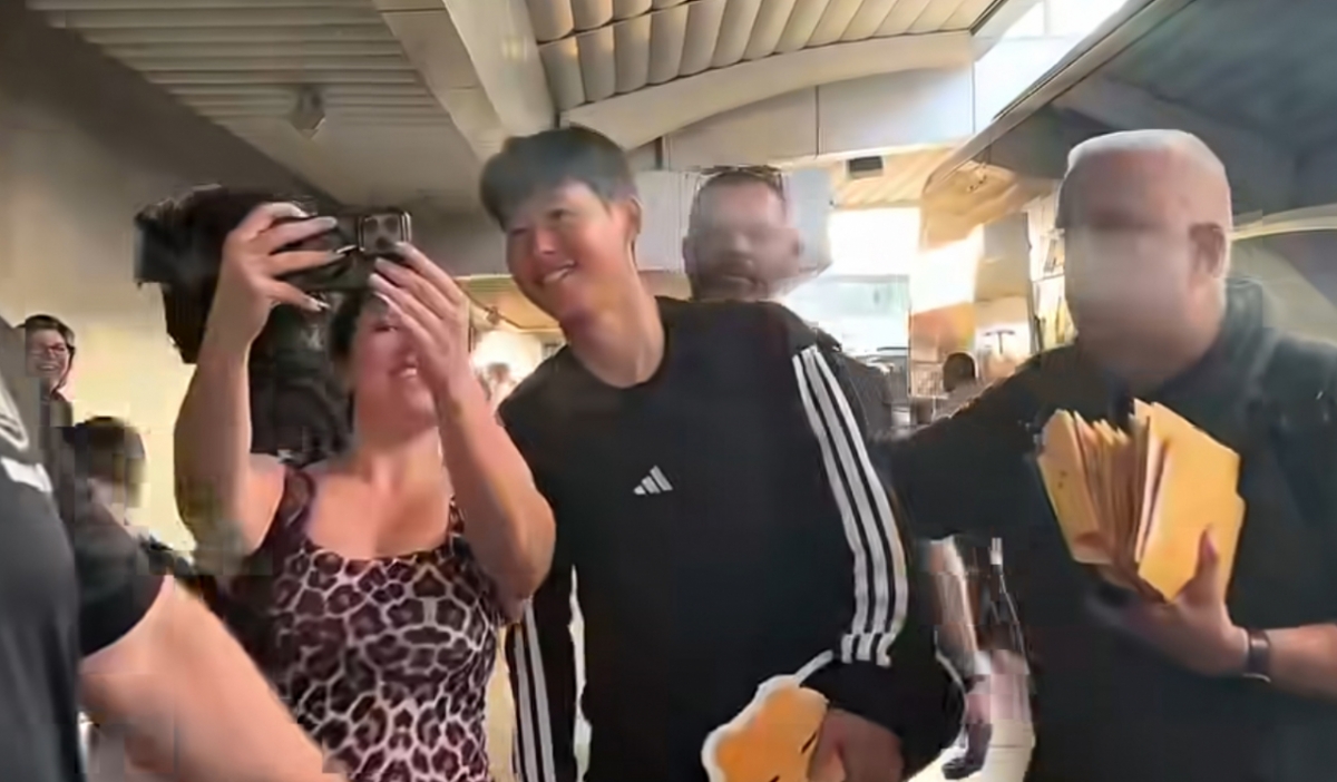 LD 알라후엘렌세와의 2026 북중미카리브축구연맹(CONCACAF) 챔피언스컵 16강 2차전 원정 경기를 위해 코스타리카 공항에 도착한 손흥민이 현지 팬들의 사진 촬영 요청에 응해주고 있다. /사진=데포르테스 레포르텔 영상 캡처