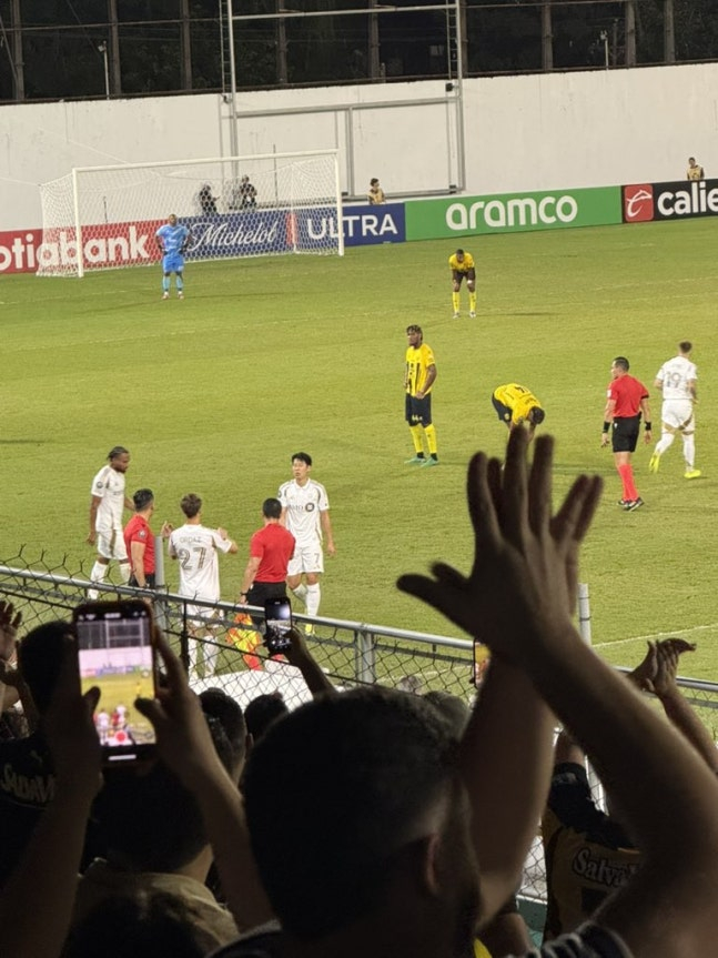 로스앤젤레스(LA)FC 손흥민이 지난달 18일(한국시간) 온두라스 산페드로술라의 프란시스코 모라산 경기장에서 열린 레알 에스파냐(온두라스)와의 2026 북중미카리브축구연맹(CONCACAF) 챔피언스컵 1라운드 1차전에 선발 출전해 1골 3도움을 기록한 뒤 후반 17분 교체되고 있다. 손흥민을 향해 쏟아지는 온두라스 팬들의 박수. /사진=구스타보 로카 SNS 캡처