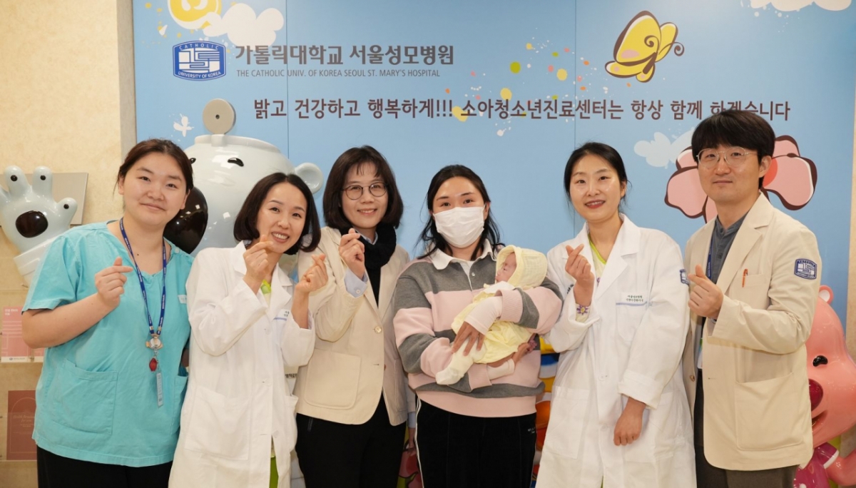 (사진 왼쪽부터) 김민수 교수, 조경아 신생아중환자실 UM 간호사, 주치의 김세연 교수, 주하 가족, 조성민 간호사, 김현호 진료전문의. /사진=서울성모병원   