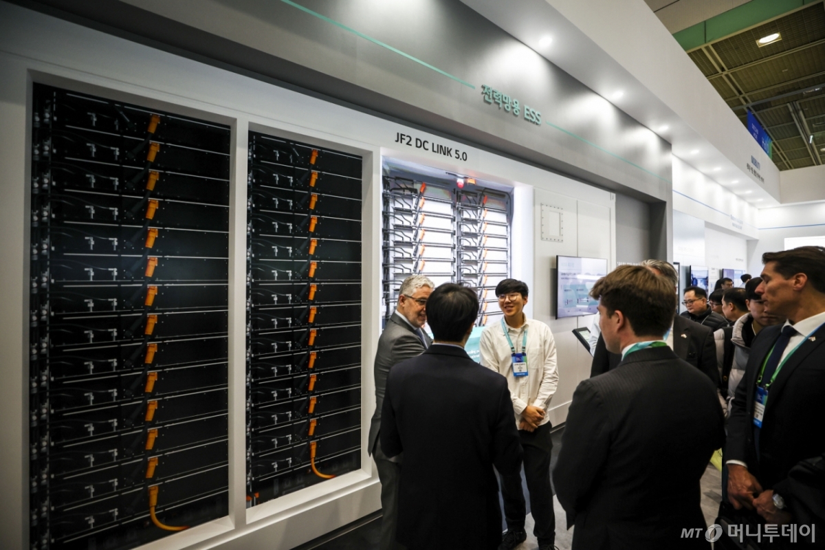 [서울=뉴시스] 정병혁 기자 = 11일 서울 강남구 코엑스에서 열린 인터배터리 2026에서 LG에너지솔루션의 전력망용 ESS가 전시되어 있다. 2026.03.11. jhope@newsis.com /사진=정병혁