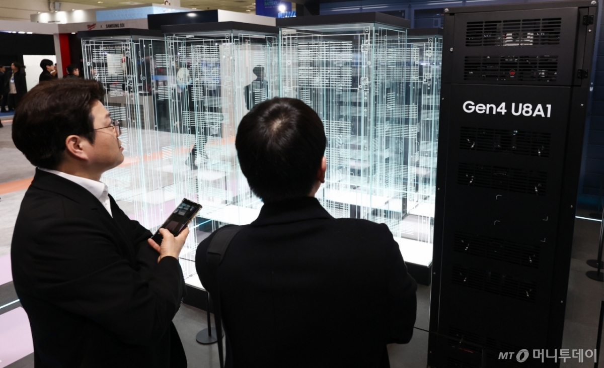 (서울=뉴스1) 최지환 기자 = 11일 서울 코엑스에서 열린 인터배터리 2026에서 삼성SDI 부스를 둘러보고 있다.  올해로 14회를 맞이하는 국내 최대 규모 배터리 전시회 인터배터리 2026은 오는 13일까지 3일간 개최된다. 2026.3.11/뉴스1  Copyright © 뉴스1. All rights reserved. 무단 전재 및 재배포,  AI학습 이용 금지. /사진=(서울=뉴스1) 최지환 기자