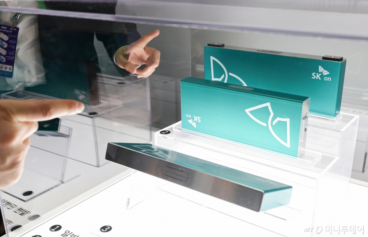 (서울=뉴스1) 최지환 기자 = 11일 서울 코엑스에서 열린 인터배터리 2026에서 참석자들이 SK온의 배터리 제품을 살펴보고 있다.  올해로 14회를 맞이하는 국내 최대 규모 배터리 전시회 인터배터리 2026은 오는 13일까지 3일간 개최된다. 2026.3.11/뉴스1  Copyright © 뉴스1. All rights reserved. 무단 전재 및 재배포,  AI학습 이용 금지. /사진=(서울=뉴스1) 최지환 기자