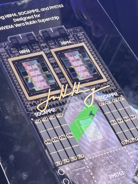 삼성전자의 'GTC 2026' 전시장에 전시된 베라 루빈 플랫폼에 젠슨황 엔비디아 CEO가 사인을 남겼다. /사진=공동취재단