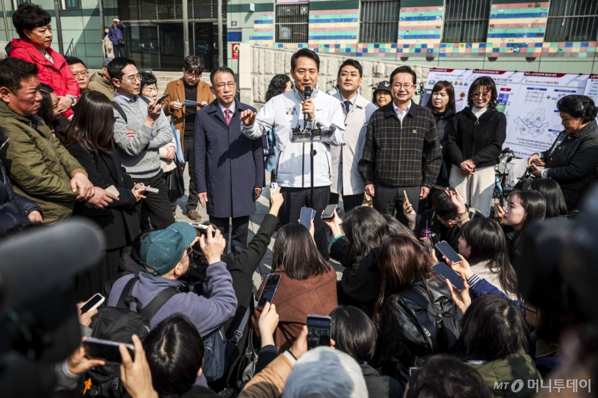  오세훈 서울시장이 17일 서울 영등포구 신길역 앞에서 역세권 주택 활성화 현장점검에 앞서 질의응답을 하고 있다./사진제공=뉴시스
