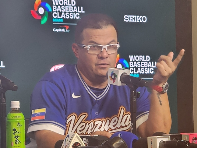 오마르 로페즈 베네수엘라 감독이 17일 경기를 마친 뒤 기자회견에 나선 모습. /사진=박수진 기자