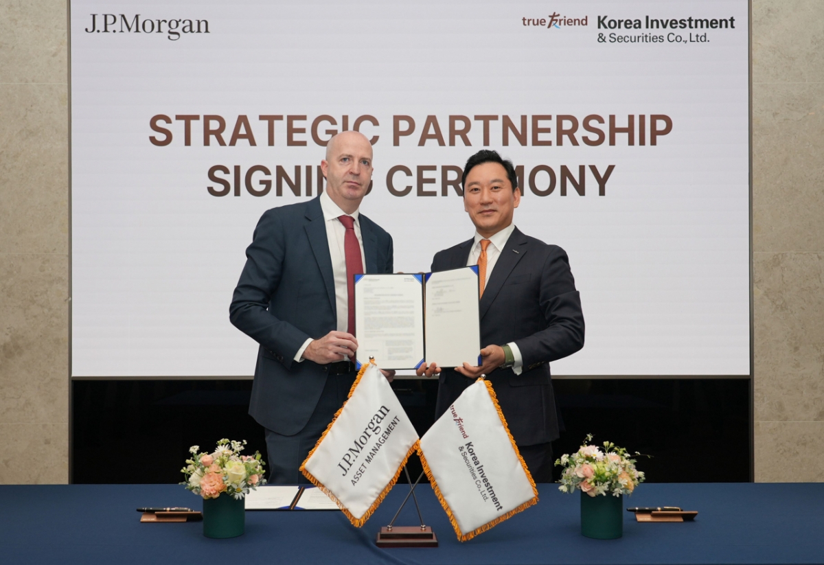 김성환 한국투자증권 사장(오른쪽)과 댄 왓킨스(Dan Watkins) JP모간자산운용 아시아태평양 대표가 17일 MOU(업무협약) 체결 후 기념 사진을 촬영하고 있다./사진=한국투자증권