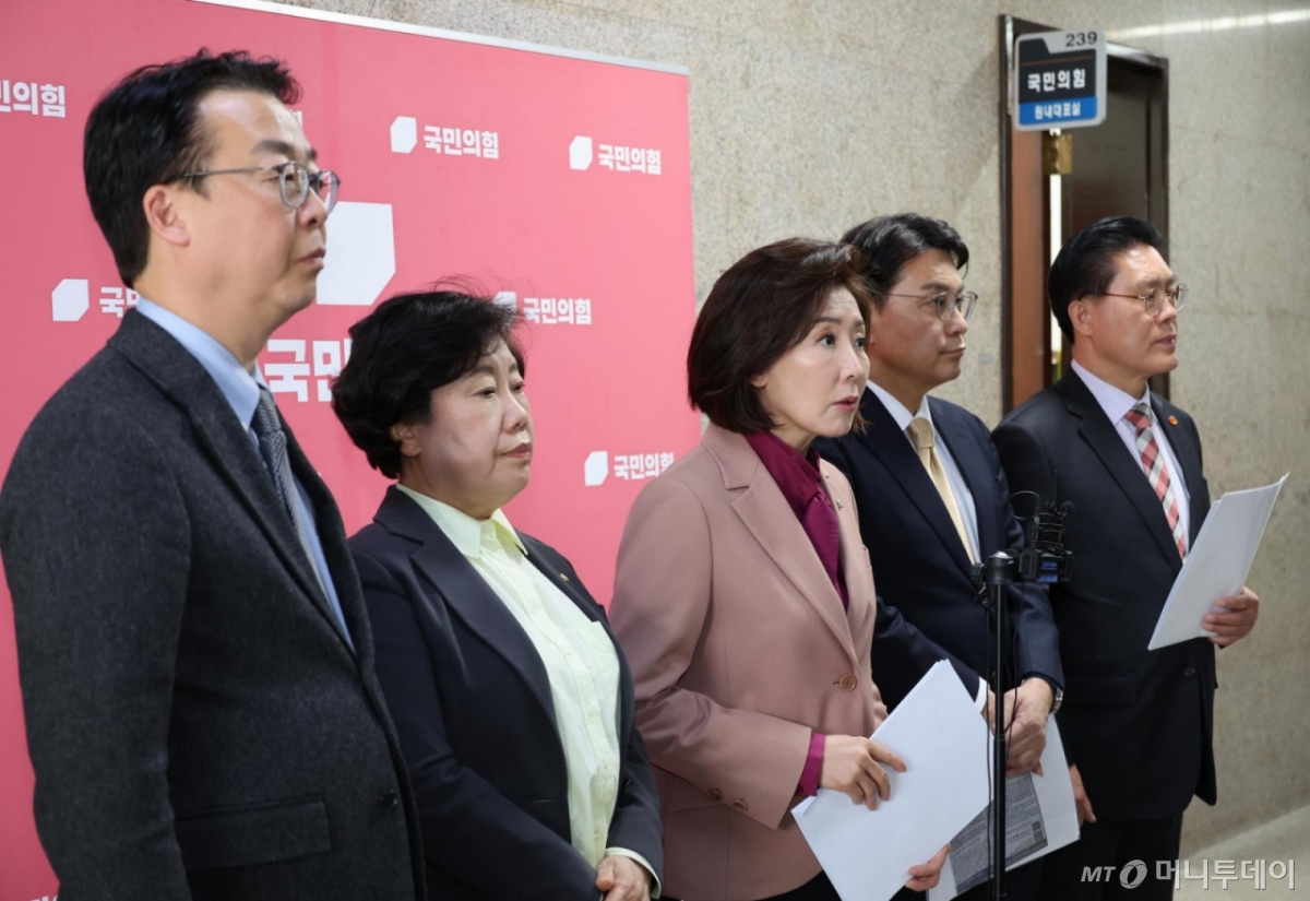 나경원 국민의힘 의원 등 국회 법제사법위원회 위원들이 16일 오후 서울 여의도 국회에서 긴급기자회견을 열고 법사위 현안 관련 발언을 하고 있다./사진=[서울=뉴시스]