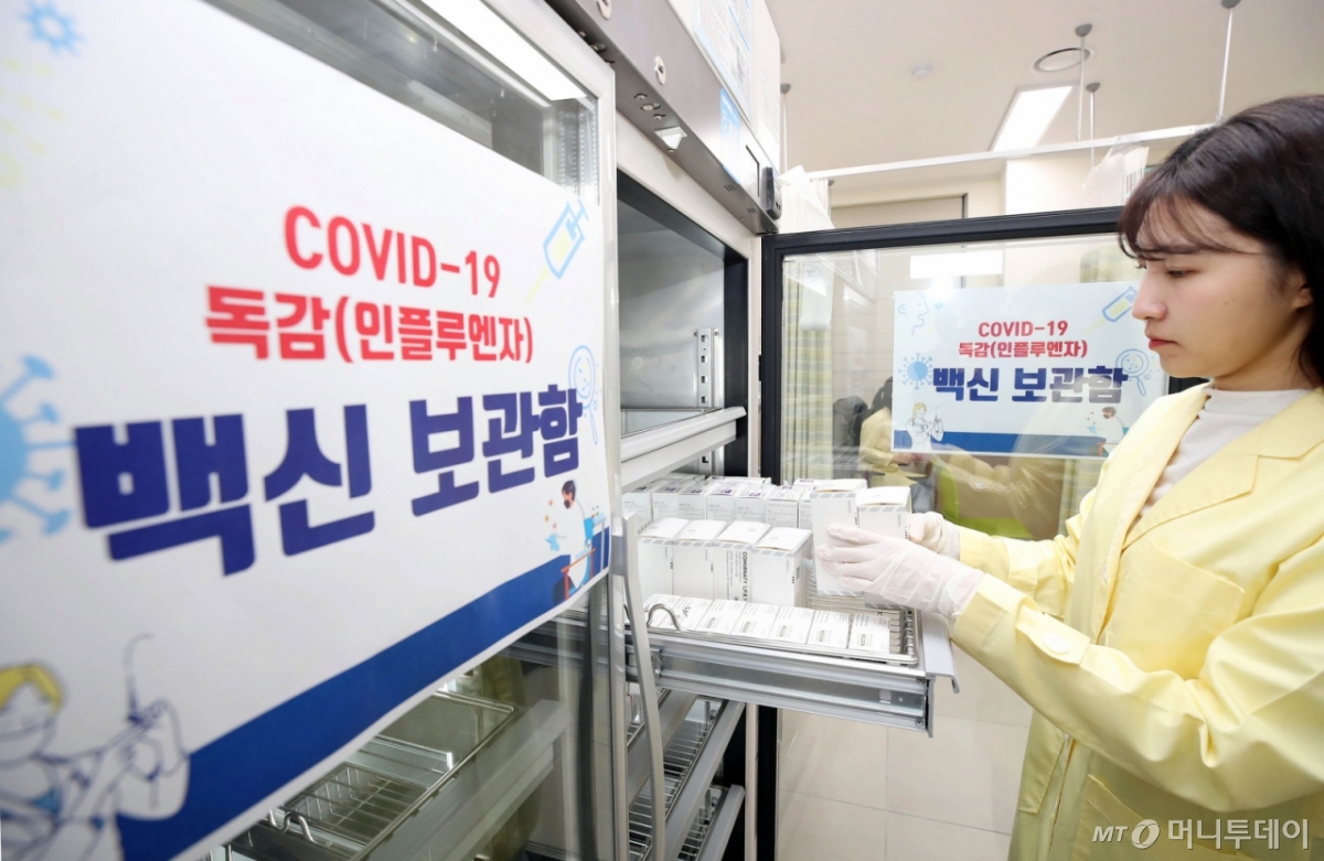 광주 북구보건소 접종실에서 직원이 코로나19백신과 독감(인플루엔자) 백신 수량을 확인하고 있다./사진 = 광주 북구, 뉴시스