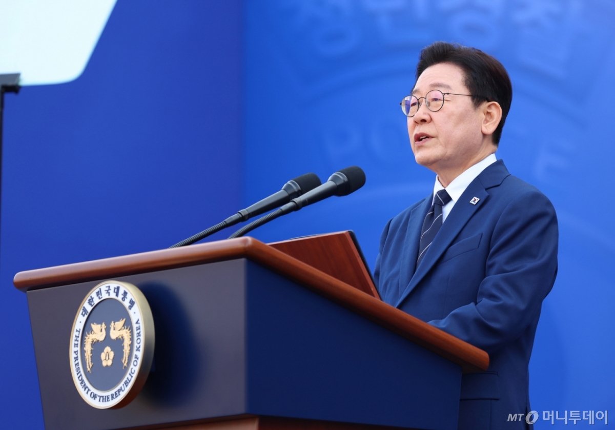 [아산=뉴시스] 고범준 기자 = 이재명 대통령이 17일 충남 아산시 경찰대학에서 열린 2026년 신임 경찰 경위·경감 임용식에서 축사를 하고 있다. 2026.03.17. bjko@newsis.com /사진=