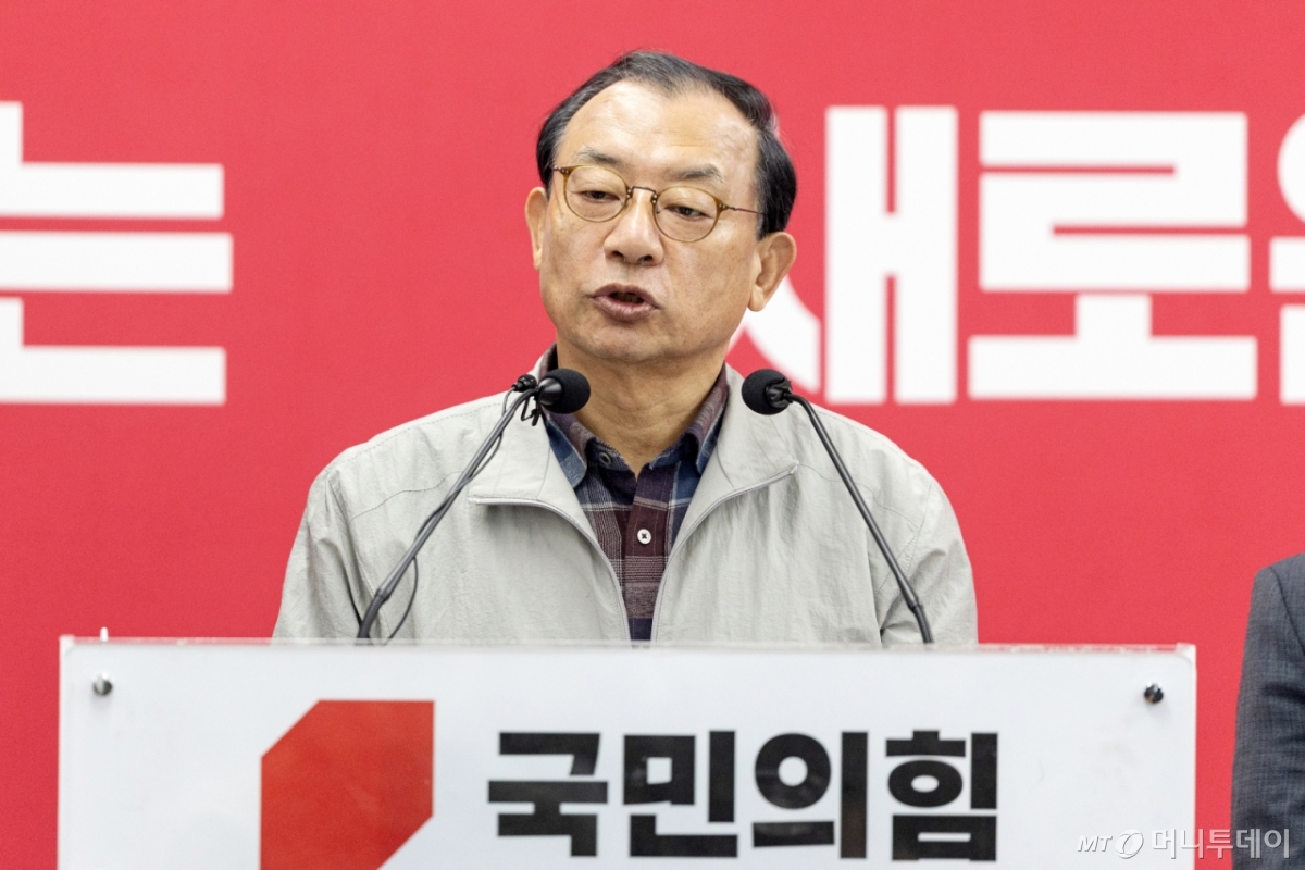 (서울=뉴스1) 이승배 기자 = 이정현 국민의힘 공천관리위원장이 16일 서울 여의도 중앙당사에서 김영환 충북도지사 컷오프(공천배제) 관련 브리핑을 하고 있다. 2026.3.16/뉴스1  Copyright © 뉴스1. All rights reserved. 무단 전재 및 재배포,  AI학습 이용 금지. /사진=(서울=뉴스1) 이승배 기자