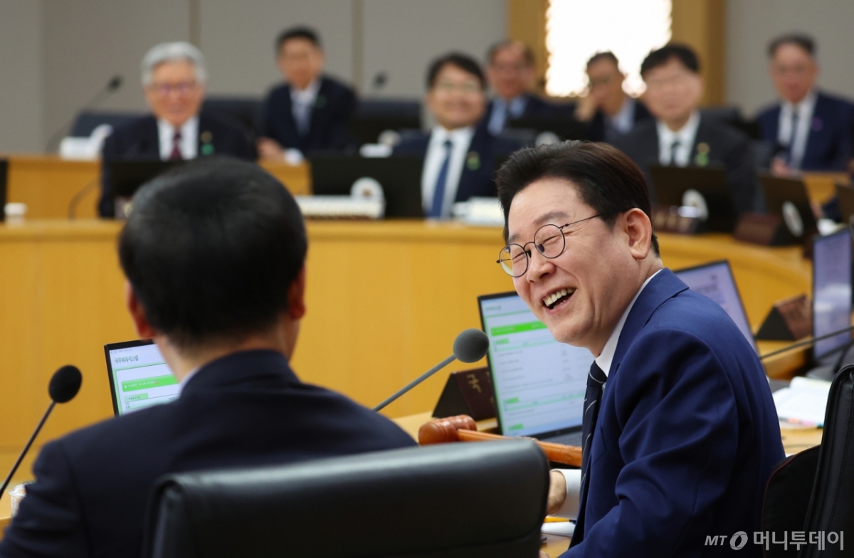 (세종=뉴스1) 허경 기자 = 이재명 대통령이 17일 정부세종청사에서 열린 국무회의에서 미소 짓고 있다. (청와대통신사진기자단) 2026.3.17/뉴스1  Copyright © 뉴스1. All rights reserved. 무단 전재 및 재배포,  AI학습 이용 금지. /사진=(세종=뉴스1) 허경 기자