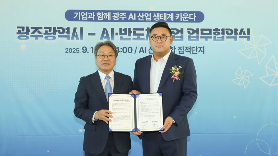 한요한 디밀리언 대표(오른쪽)가 강기정 광주시장과 업무협약을 맺고 있다. /사진=디밀리언