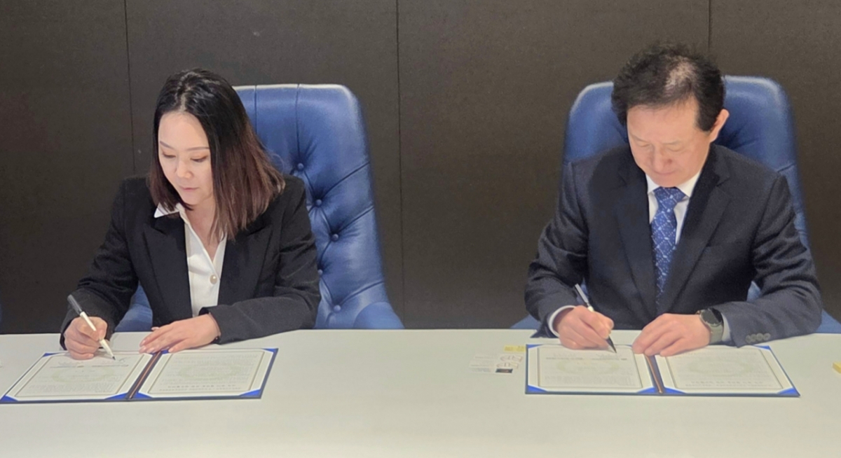 (사진 왼쪽부터) 임보란 대한문신사중앙회 회장과 전병율 차의과대학교 보건의료경영대학원 원장이 16일 경기 분당구 판교로에 위치한 차바이오컴플렉스에서 '상호 발전과 우수 인력 양성을 위한 교육 협력 협약서'에 서명하고 있다./사진제공=대한문신사중앙회