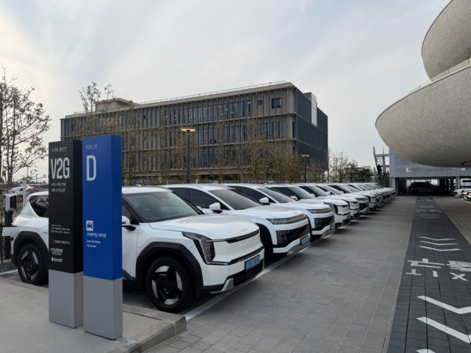 (사진1)지난 11일 오후 5시쯤 방문한 제주도 쏘카터미널 스마트 충방전 V2G(Vehicle-to-grid) 차량 전용 대여&반납존에 주차돼 있는 전기차들의 모습/사진= 임찬영 기자