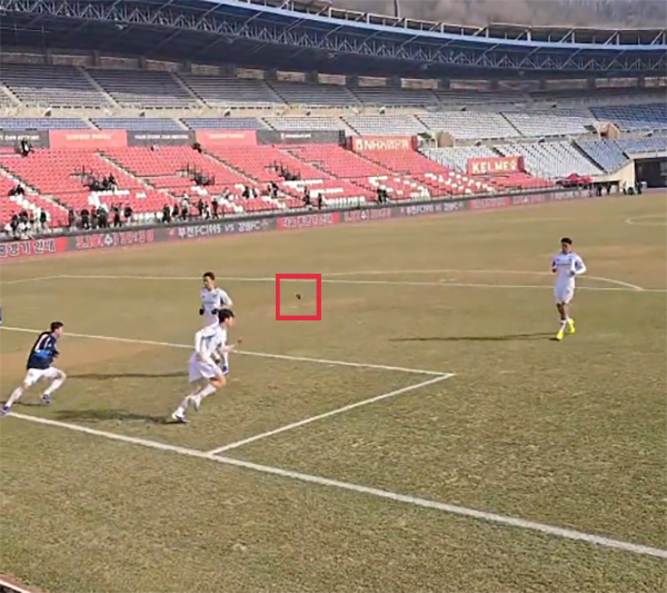 지난 15일 부천종합운동장에서 열린 경기 종료 후 그라운드에서 보강 훈련 중이던 울산 HD 선수단을 향해 부천FC 응원석에서 던진 이물질이 날아가는 모습. /사진=유튜브 영상 캡처