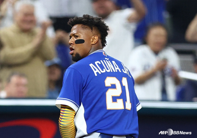 2-2를 만드는 내야 적시타를 친 아쿠냐 주니어. /AFPBBNews=뉴스1