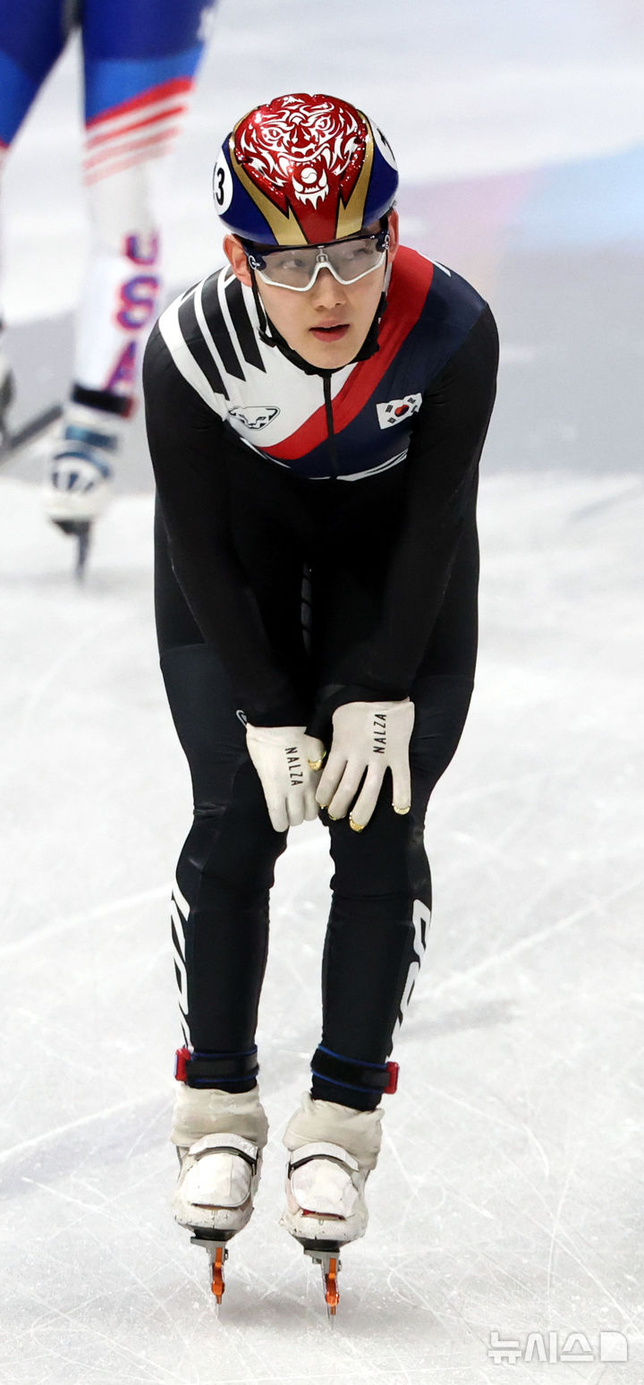 임종언이 지난 2월 16일(현지 시간) 이탈리아 밀라노 아이스 스케이팅 아레나 경기장에서 열린 2026 밀라노·코르티나담페초 동계올림픽 쇼트트랙 남자 500m 예선에서 결승선을 통과하고 있다. /사진=뉴시스