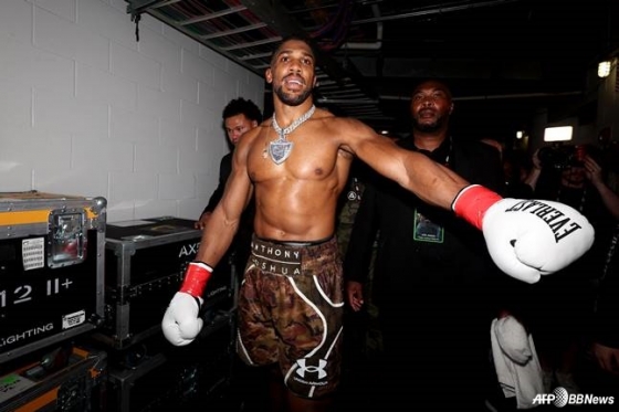 앤서니 조슈아가 미국 마이애미 카세야 센터에서 열린 프로복싱 헤비급 3분 8라운드 경기를 위해 링으로 향하고 있다. /AFPBBNews=뉴스1