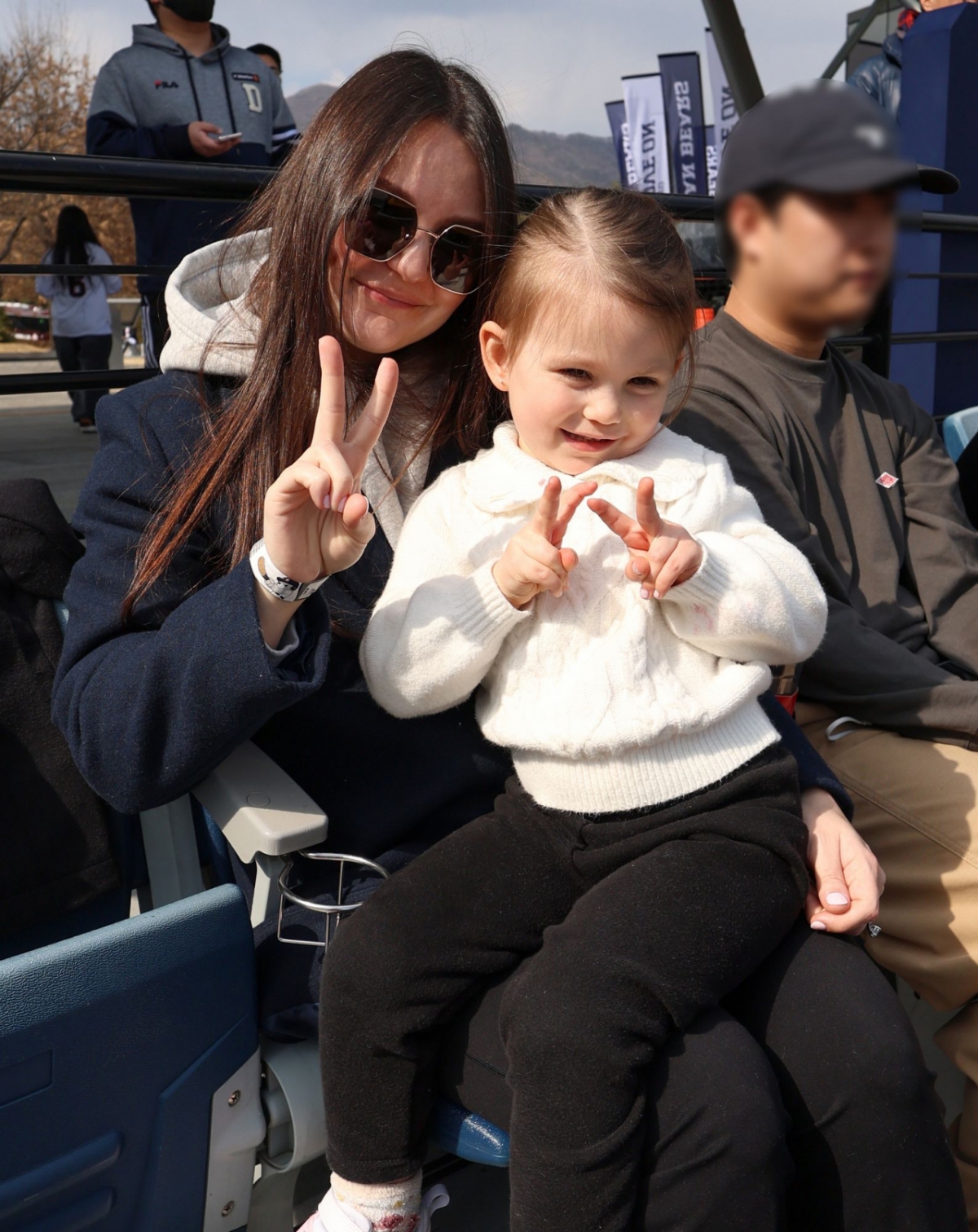 두산 베어스로 돌아온 외국인 투수 크리스 플렉센의 아내(왼쪽)와 딸. /사진=두산 베어스 제공