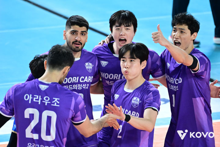 기뻐하는 우리은행 선수들. /사진=KOVO 제공