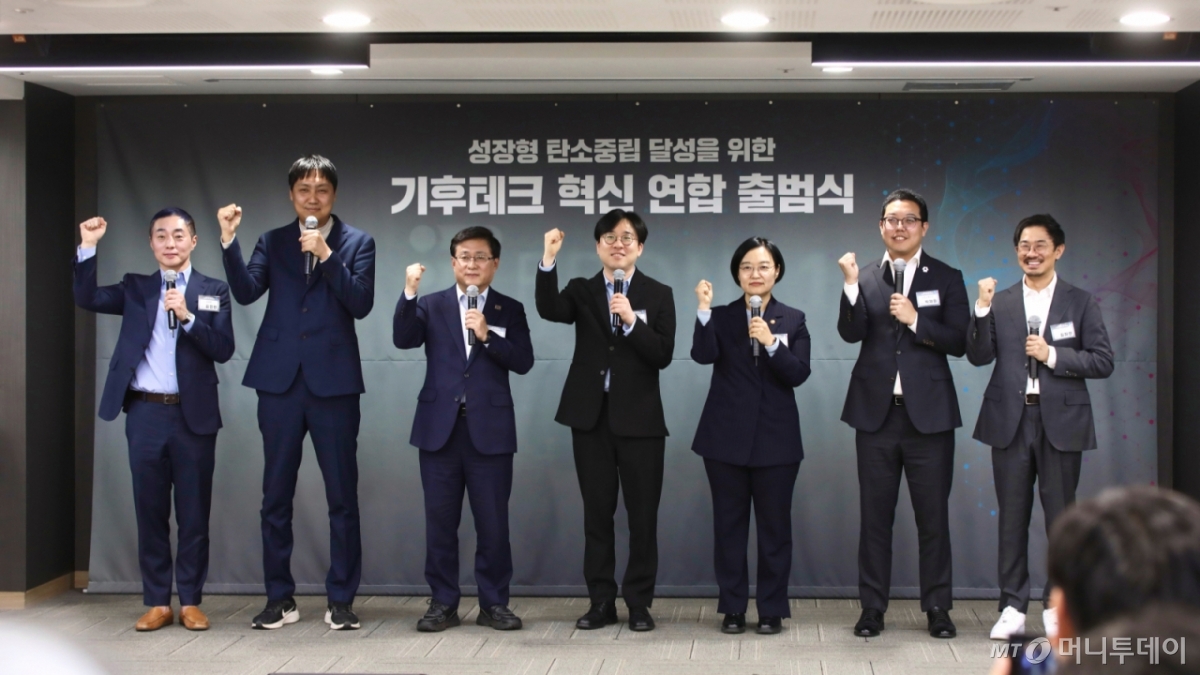 한성숙(오른쪽 세번째) 중소벤처기업부 장관과 김성환(오른쪽 다섯번째) 기후에너지환경부 장관이 4일 서울 마포구 프론트원에서 열린 '기후테크 혁신 연합 출범식'에서 참석자들과 기념 촬영을 하고 있다. /사진= 중소벤처기업부 제공