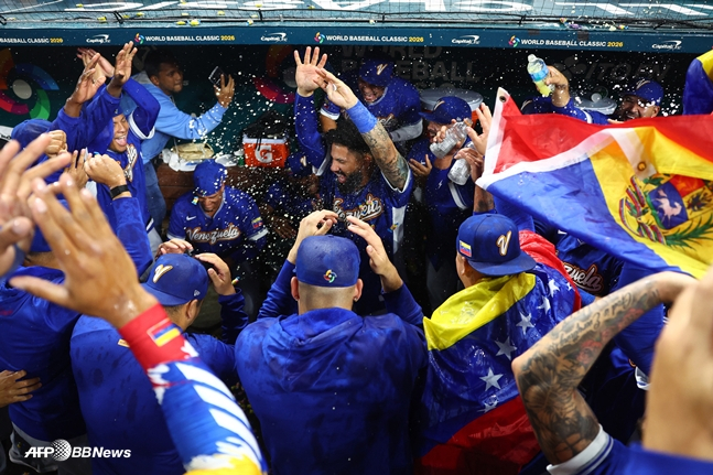 경기 종료 직후 더그아웃에서 파티를 벌이고 있는 베네수엘라 선수들. /AFPBBNews=뉴스1