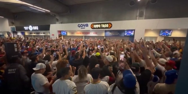 론디포 파크에서 "파스타를 먹었다"고 노래를 부르는 베네수엘라 팬들. /사진=미국 좀보이 미디어 캡처