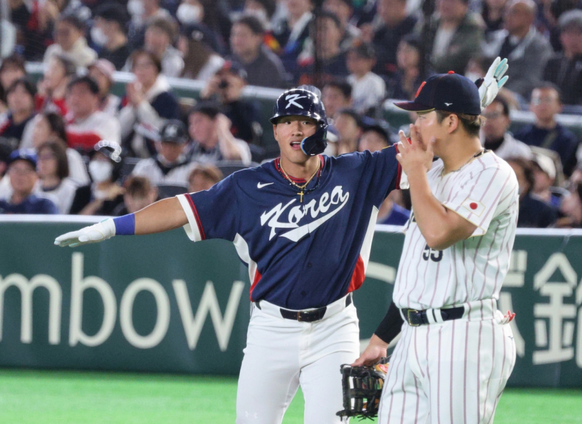 한국 4번타자 안현민이 7일 도쿄돔에서 열린 2026WBC 도쿄POOL 대한민국과 일본의 경기 3회초 안타로 출루하고 있다.   2026.03.07. /사진=강영조 선임기자